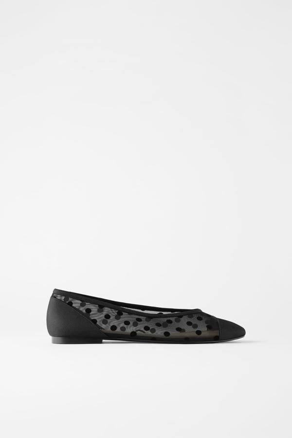 Bailarina negra con topos, de los Special Prices de Zara (9,99 euros).