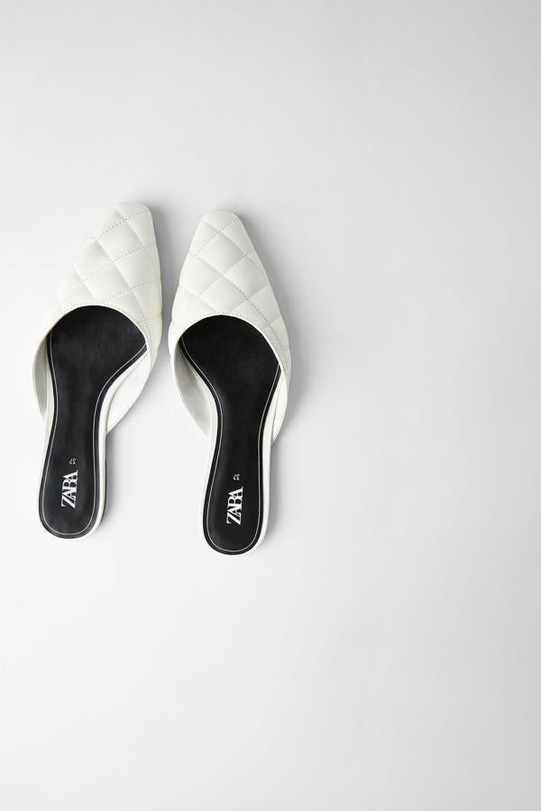 Mules blancas con efecto acolchado, de los Special Prices de Zara (19,99 euros).