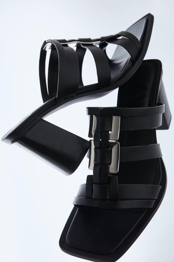 Sandalias de tacón ancho con detalles metálicos en el empeine, de los Special Prices de Zara (29,99 euros).