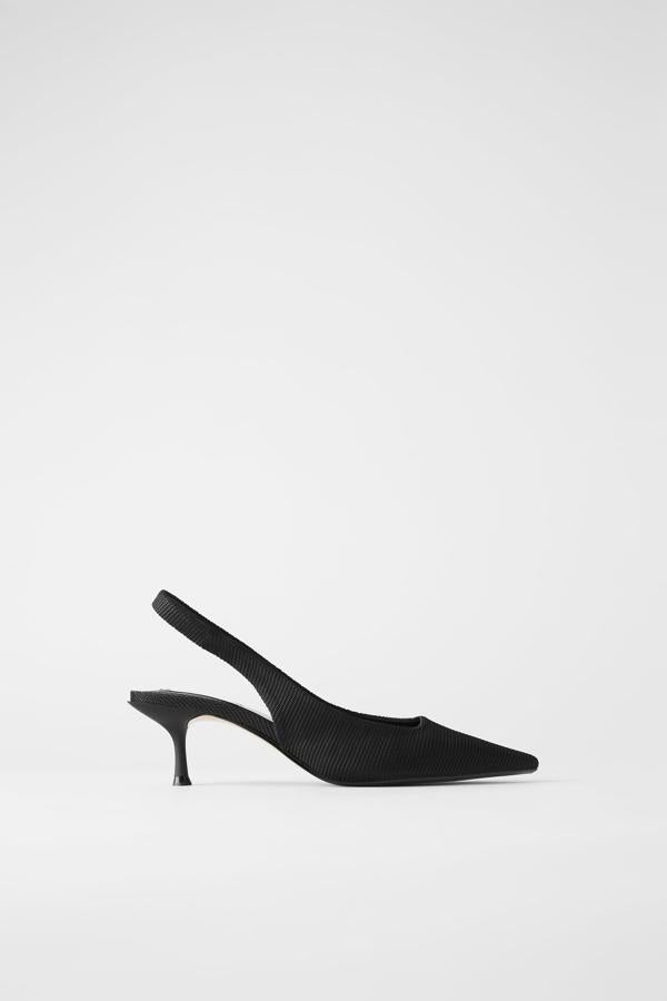 Zapatos clásicos de tacón medio destalonados, en color negro, de los Special Prices de Zara (15,99 euros).