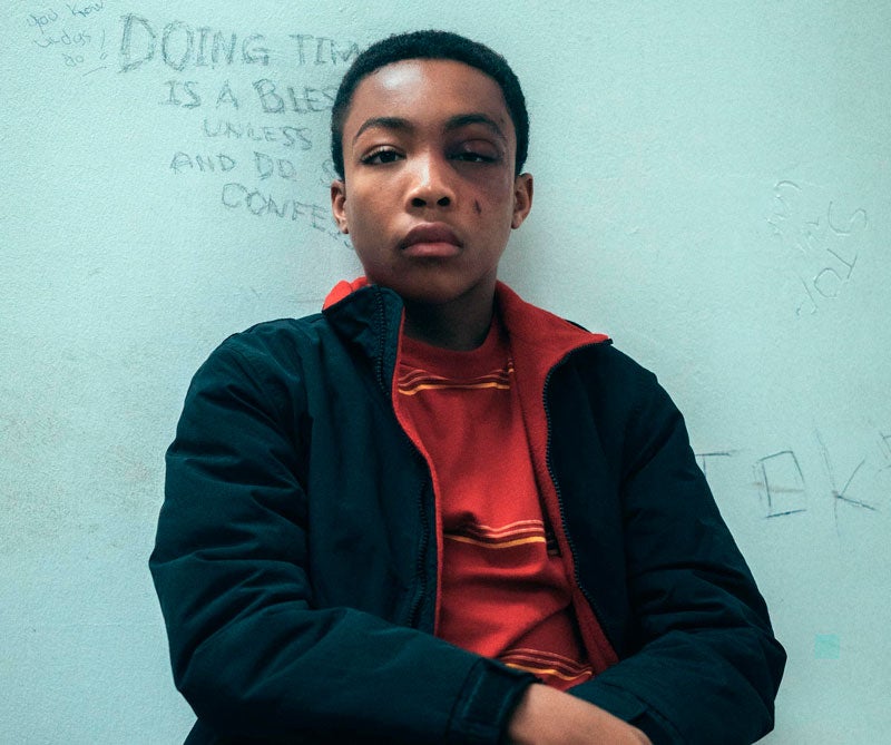 El sesgo racial en el sistema judicial resulta especialmente sangrante en 'Así nos ven' (Netflix), un docudrama de cuatro episodios dirigido por Ava DuVernay (Selma): en 1989, cinco adolescentes negros fueron acusados de violar, golpear y casi asesinar a una joven en Central Park. Los chicos pertenecían a un grupo que había estado alborotando en el famoso parque neoyorquino la noche del crimen: menores de edad y sometidos al maltrato y acoso policial, se convirtieron en las cabezas de turco perfectas para imputárselo. Felicity Huffman encarna maravillosamente a Linda Fairstein, la fiscal del caso que declaró que “cualquier joven afroamericano que estuviese en ese parque es un potencial sospechoso”. Ah, y sale Donald Trump incitando al odio. Por supuesto.