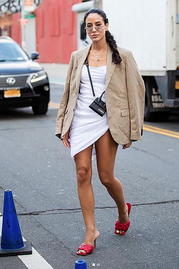 La americana hace que puedas llevar sin problemas una falda pareo que podría ser sencillamente un pañuelo.