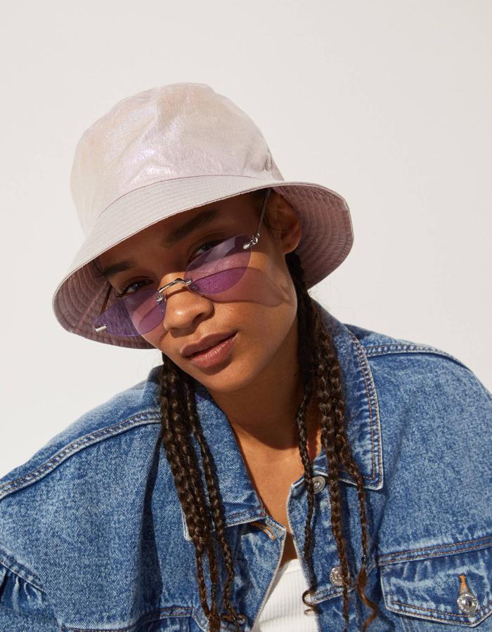 En Bershka proponen este gorro bucket tornasolado para los looks más urbanos (12,99 euros).