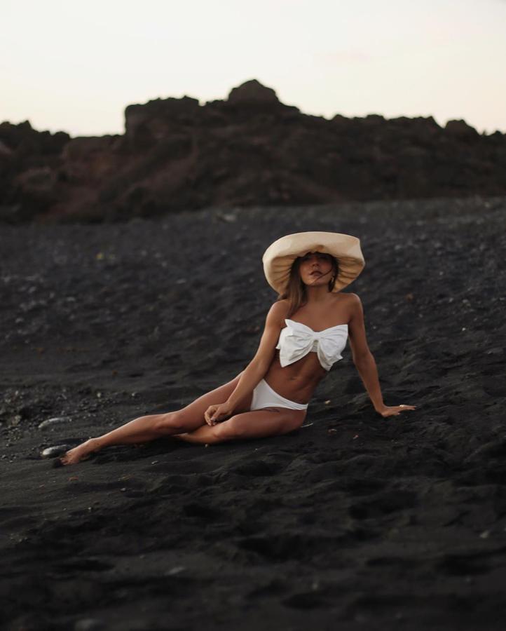 Paula Orodvás con un bikini de Mypeeptoeshop con el top con un lazo.