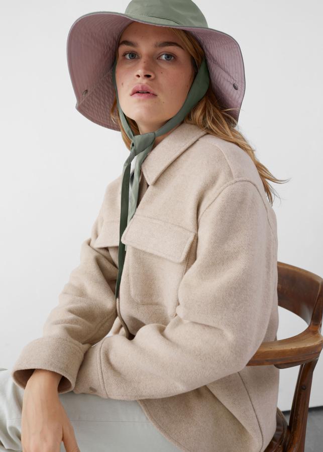 Reversible, en rosa y verde con lazada, este gorro bucket es de & Other Stories (35 euros).