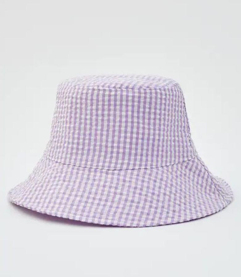 Gorro bucket de tela con estampado de cuadros vichy en lila, de Pull&Bear (12,99 euros).