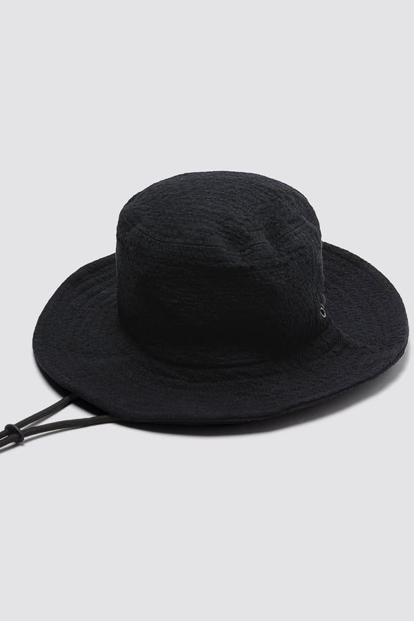 Gorro bucket de Zara, en negro con tejido rugoso y cordón ajustable, de Zara (15,95 euros).