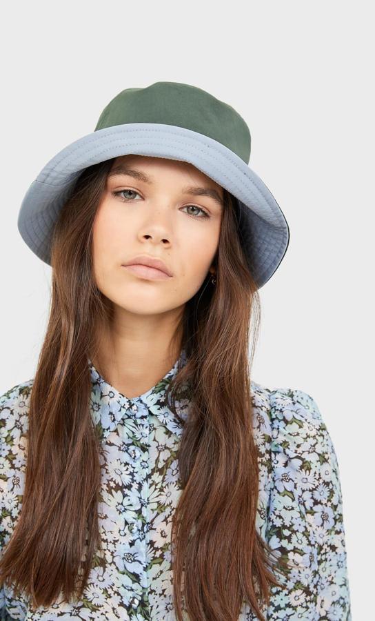 Gorro bucket reversible, en verde y azul, de Stradivarius (6,49 euros).
