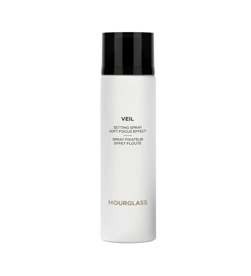 Resistente al agua y al sudor y completamente vegana, esta bruma ligera hidrata la piel y mantiene el maquillaje impecable durante 24 horas. Se puede guardar en la nevera para sentir un frescor inigualeble al rociarlo sobre el rostro.  Veil Soft Focus Setting Spray de Hourglass  (53,55 €).