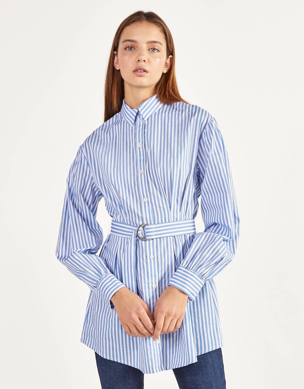 Camisa de rayas azul bebé con cinturón, perfecta para lucir tipazo y marcar la silueta. En Bershka por  19,99 euros .