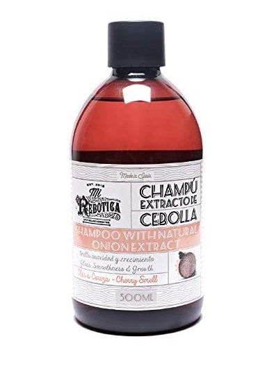 El champú con extracto de cebolla  de Mi Rebótica  es uno de los best seller de este tipo de productos capilares. Gracias a su máxima concentración de cebolla, promete acelerar el crecimiento del pelo además de cuidar de los cueros cabelludos sensibles, prevenir la caída del cabello, los picores y la caspa. (13,50 euros).