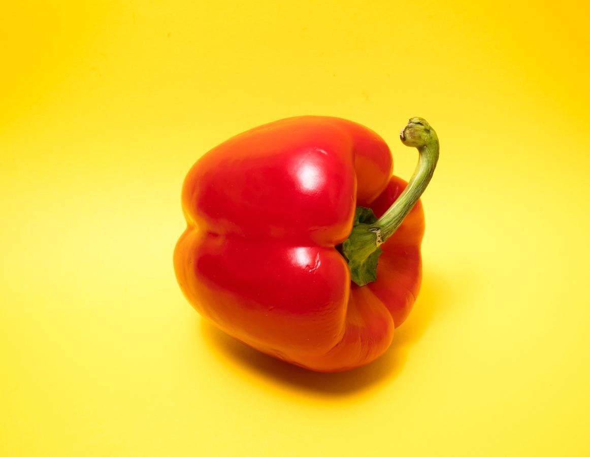El pimiento rojo es una verdura llena de nutrientes y muy sencilla de incorporar a la vida diaria. Debido a su gran cantidad de vitamina C que apoya la producción de colágeno, es un aliado insdispensable para los dolores de rodilla.