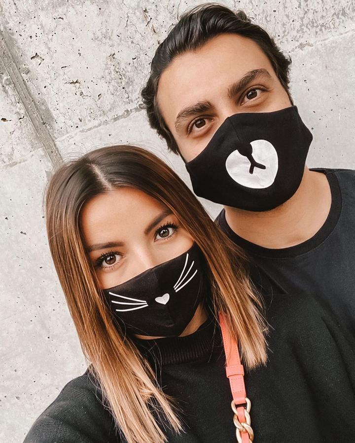 Alexandra Pereira y su marido con mascarillas negras con dibujos divertidos.