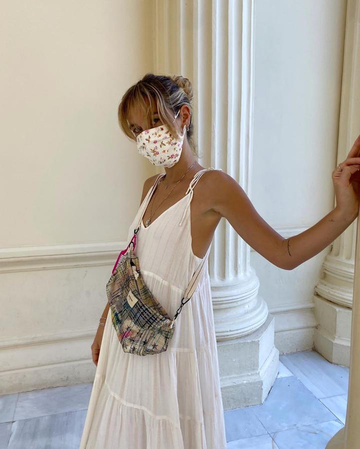 Carlota Weber con una mascarilla de flores de Eseoese que combinó con un vestido blanco