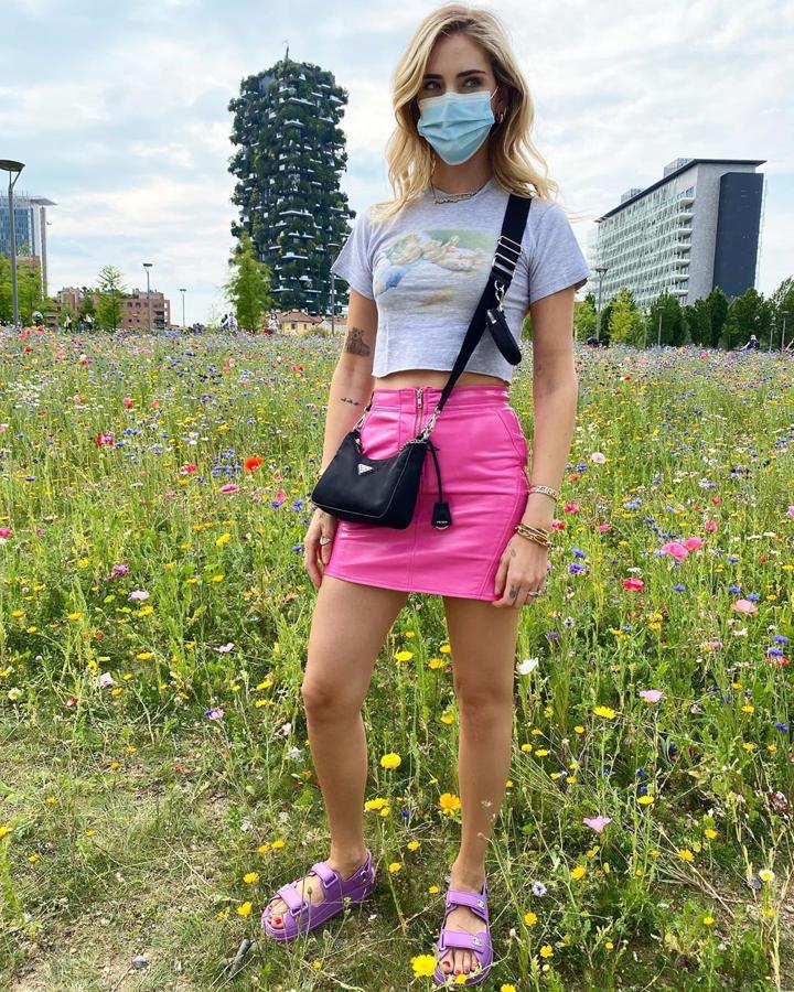 Chiara Ferragni optó por usar una mascarilla quirúrgica con su look de minifalda rosa y camiseta de manga corta.