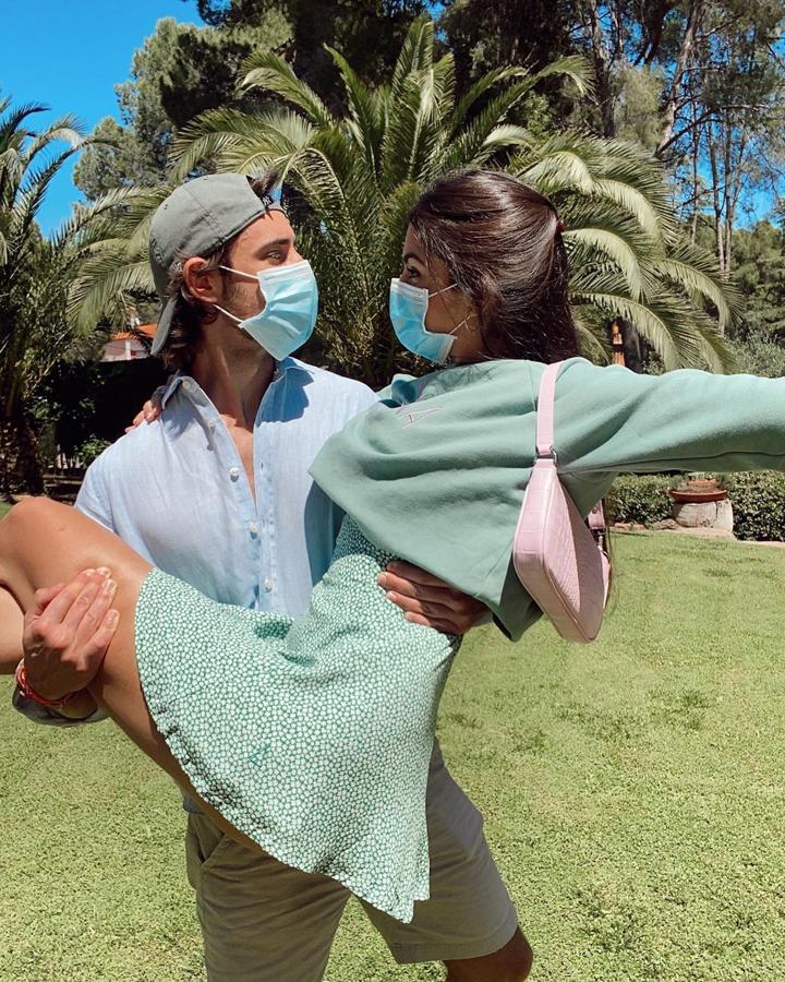 Marta Lozano también prefirió usar la mascarilla quirúrgica que llevó con una minifalda de flores verde y un jersey a juego.