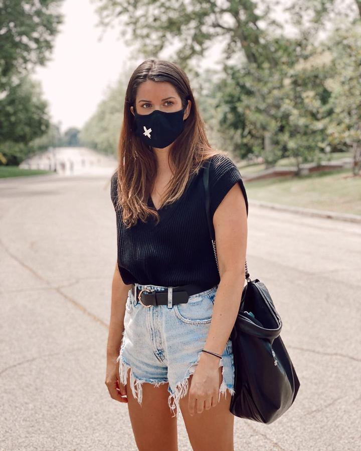 Marta Riumbau también optó por un modelo negro con una cruz en blanco.