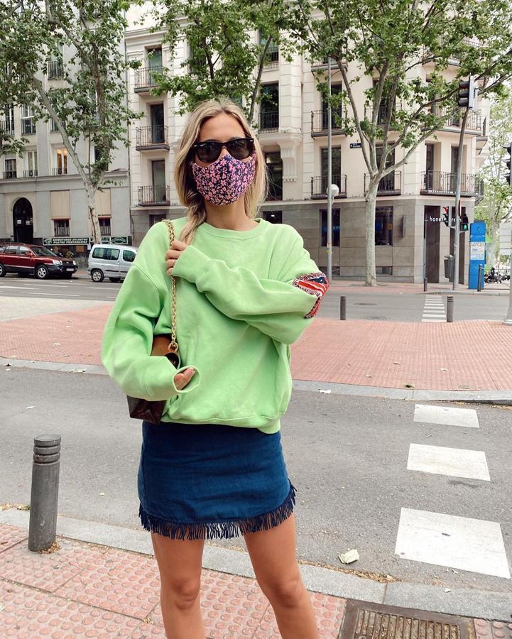 María Pombo combinó su falda de flecos con un modelo de mascarilla de tela de flores de Gala Black.