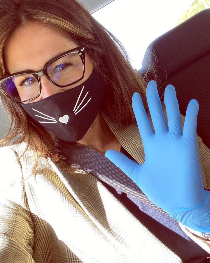 Nuria Roca con una mascarilla negra con dibujo de ratón de Monikmo.