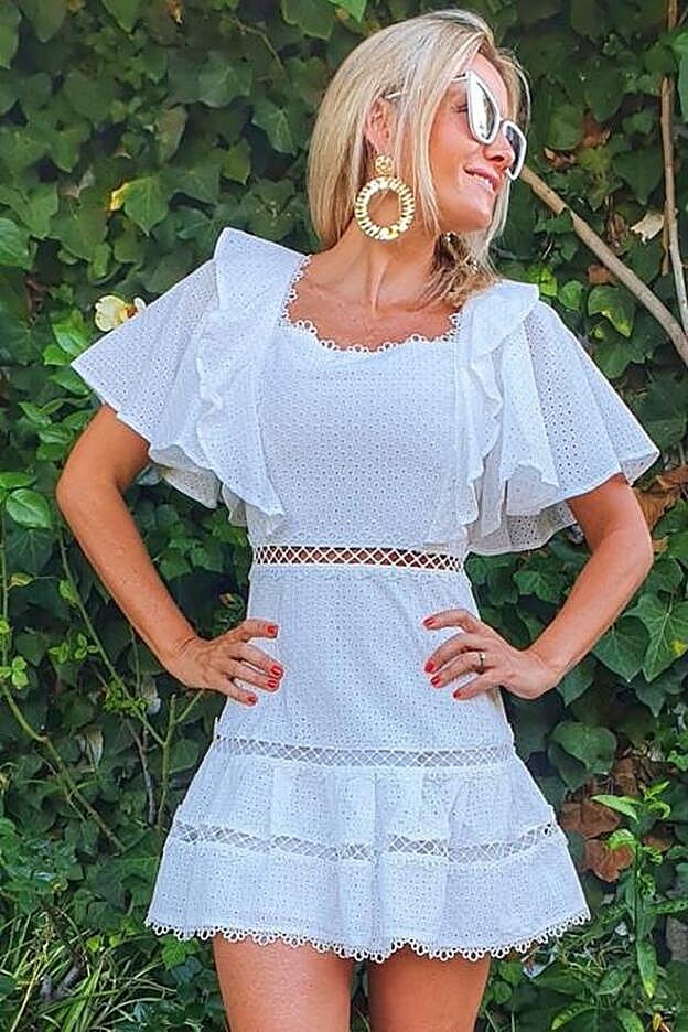 El vestido mini blanco de tejido calado que ha elegido Paula Echevarría para salir por primera vez con sus amigas es de la firma Capriche y cuesta 149,90 euros.
