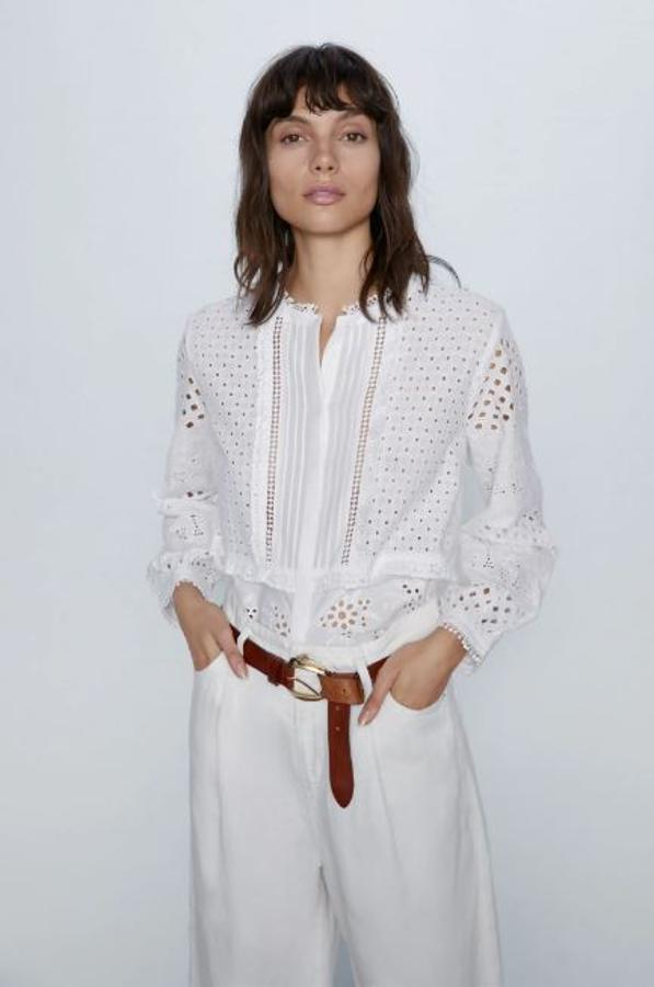 Blusa blanca con calados, de Zara (29,95 euros). Está ya agotada en todas las tallas.