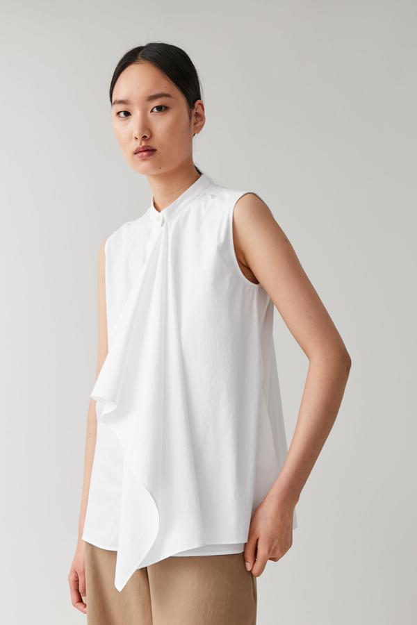 Camisa sin mangas y volante frontal, de Cos (69 euros).