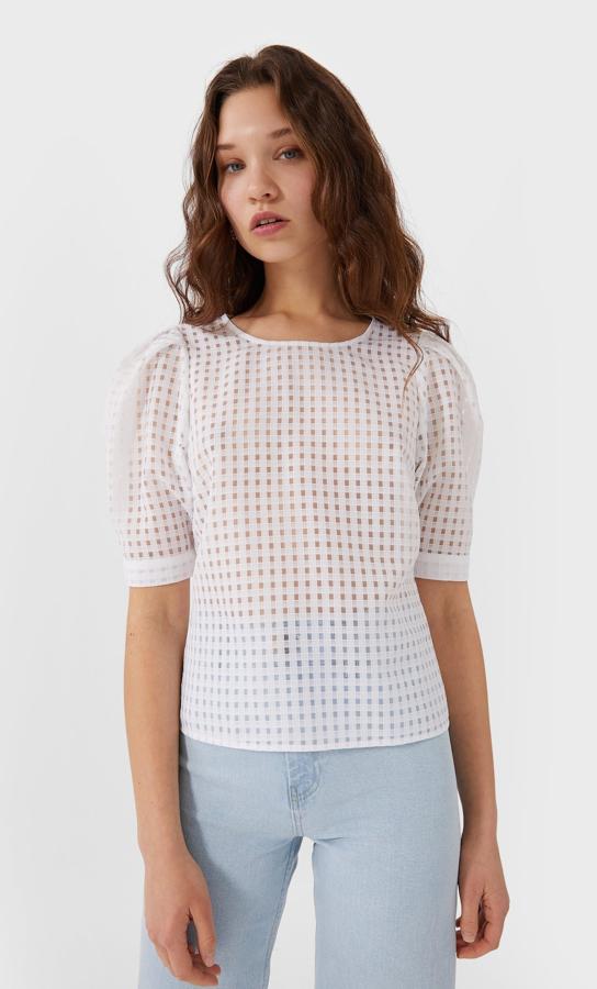 Blusa de manga corta con cuadros en el mismo tejido, de Stradivarius (17,99 euros).