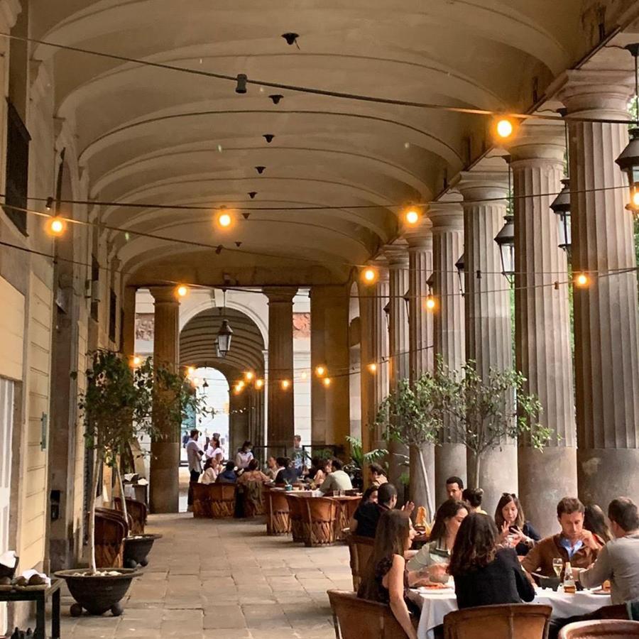 En los  soportales  que se asoman a la bella Pla de Palau, en el Born barcelonés, nos topamos con un mexicano de postín capitaneado por el chef menorquín Joan Bagur. Si de repente se te antojan unas  quesadillas doradas de txangurro a la veracruzada , unos tamales o un trío de ostras, corre a reservar (por teléfono, al 679202040).