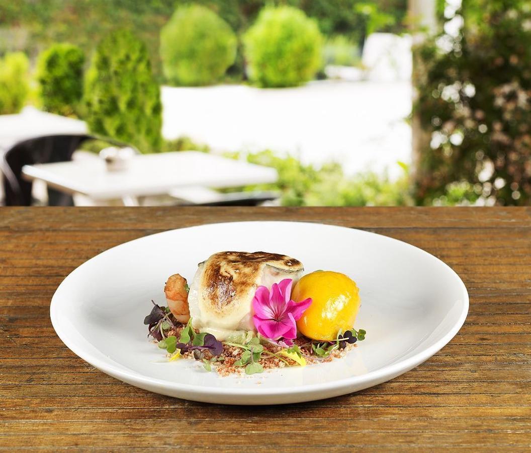 En pleno  casco histórico de Cáceres  se encuentra este local con un jardín perfecto para disfrutar al aire libre. Puedes reservar a través de su web o por teléfono (927 214 837) de miércoles a domingo. Si quieres  tomar una copa , solo se admiten reservas entre las 16 y las 20h. ¡Ah! Y si estás pensando ir en fin de semana, se recomienda que reserves con 24 horas de antelación.