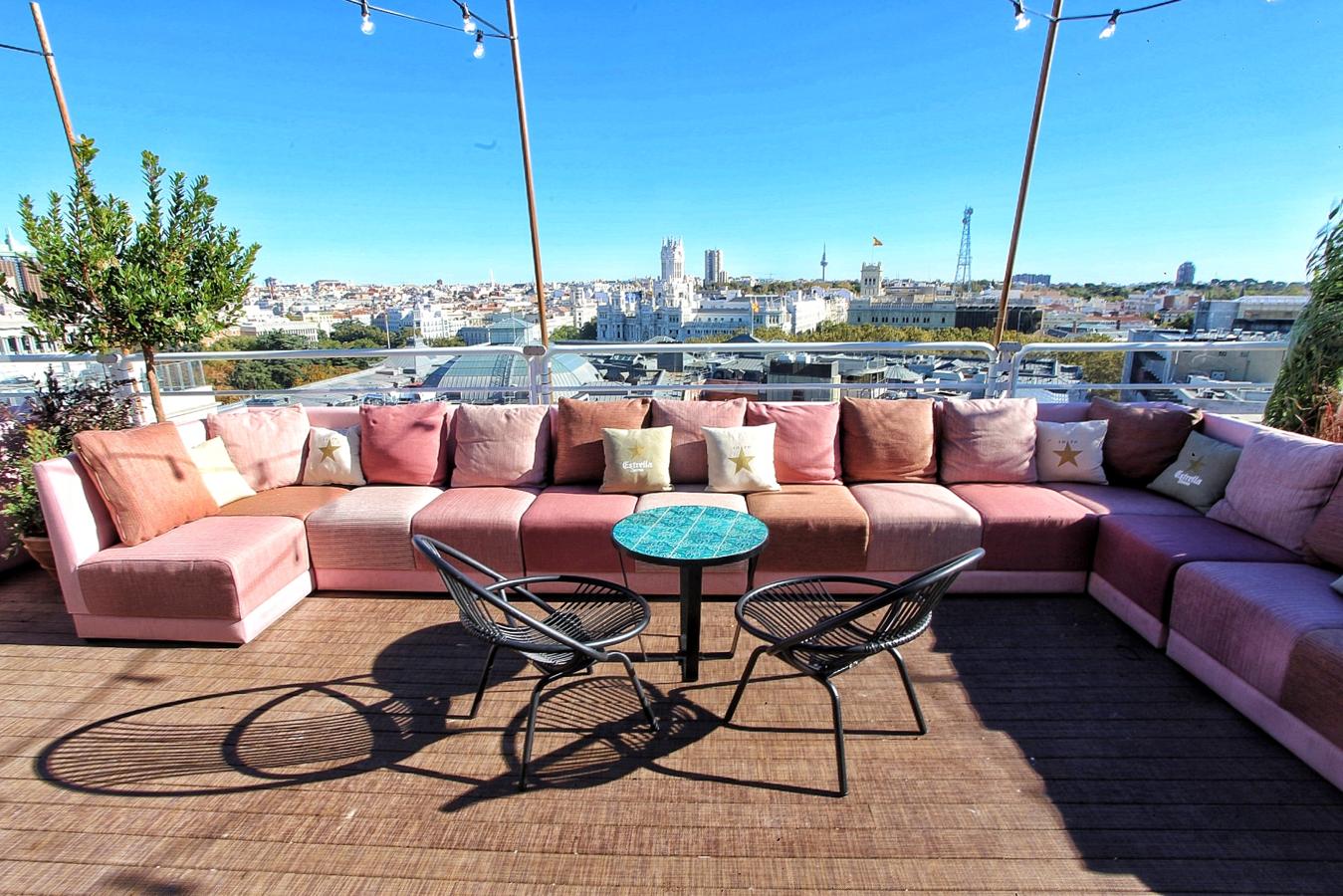 Un paraíso de colores pastel y cielo de Madrid, al ladito del  Círculo de Bellas Artes  (que también tiene azotea, por cierto). El  rooftop de Casa Suecia  está disponible para reservas (llamando al 639 003 020, 91 051 35 92 o escribiendo a sala@casasuecia.es) solo para  menús del día, brunch o mesas con botella  (120 euros para máximo 5 personas).