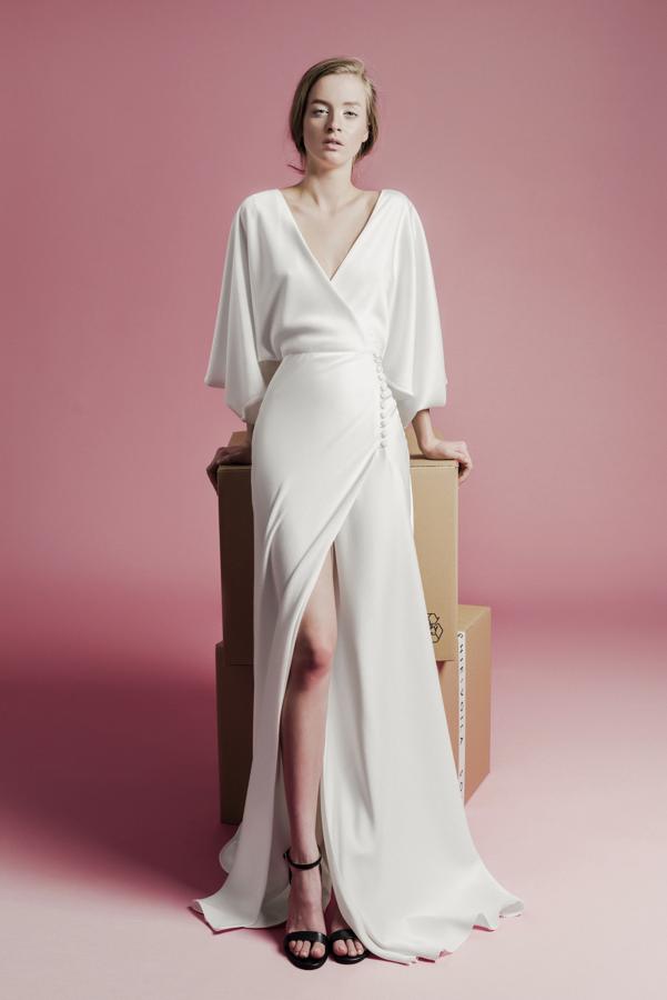 Vestido de novia largo con cuerpo cruzado y abertura lateral en la falda.