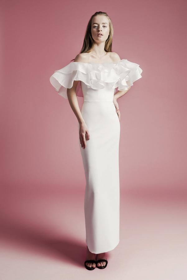 Vestido de novia largo y de corte recto con volantes de organza en el escote con hombros al descubierto.