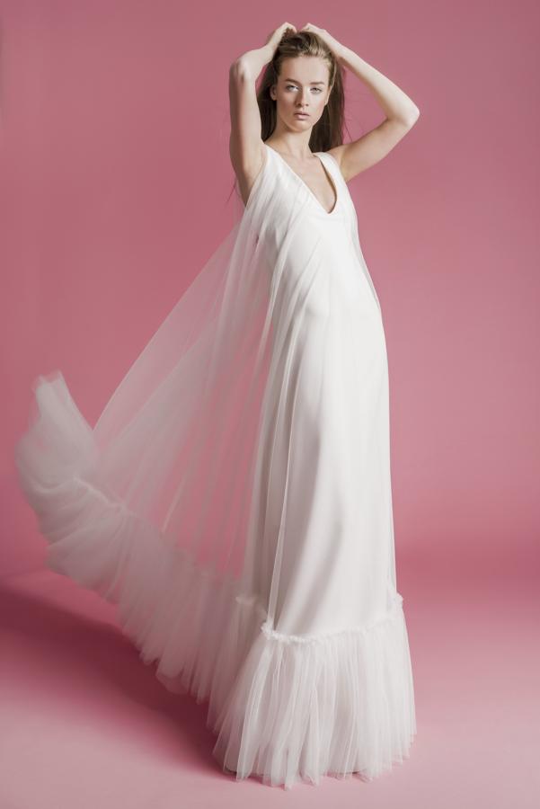 Vestido de novia de tirantes, escote en pico y bajo con volante de tul.