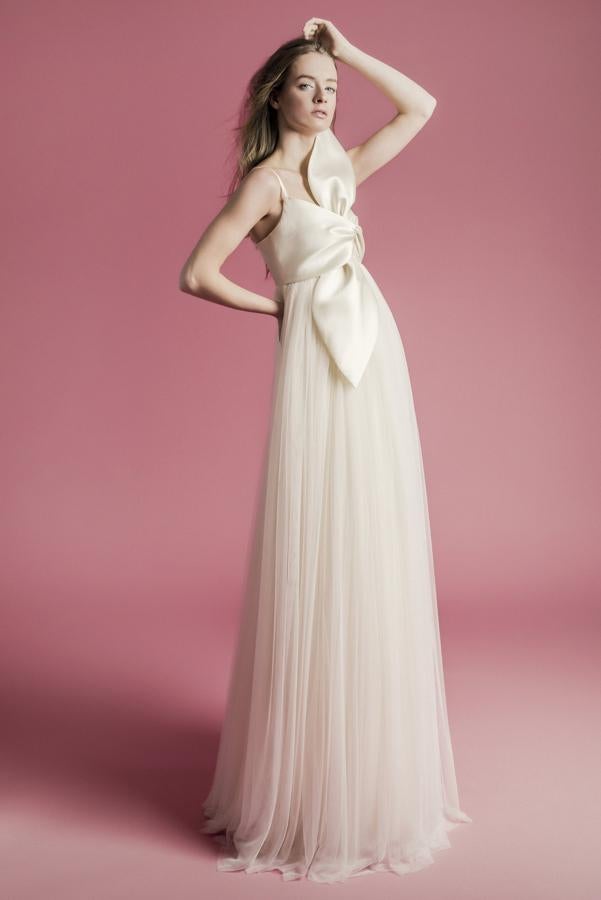 Vestido de novia con lazada XL en el escote.