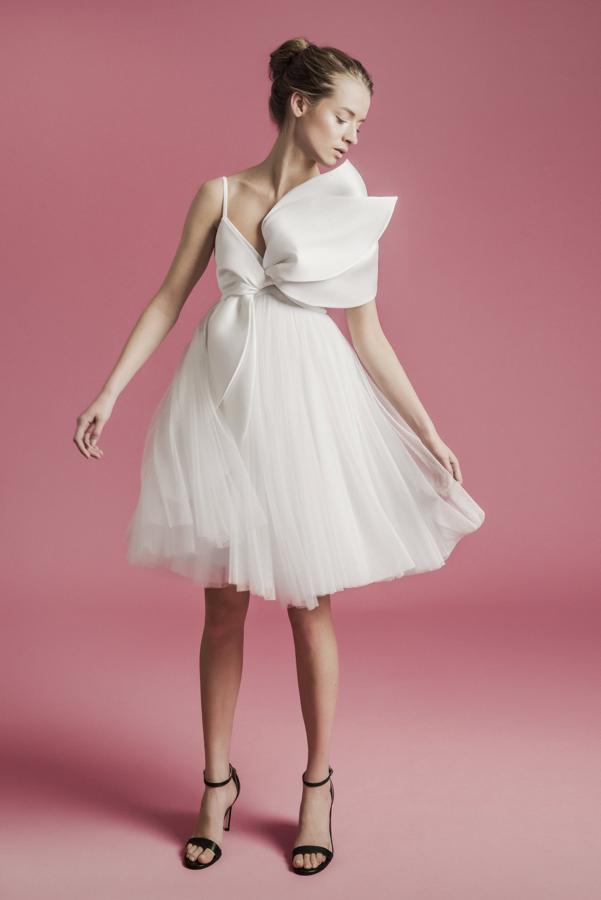 Vestido de novia corto muy similar al anterior.