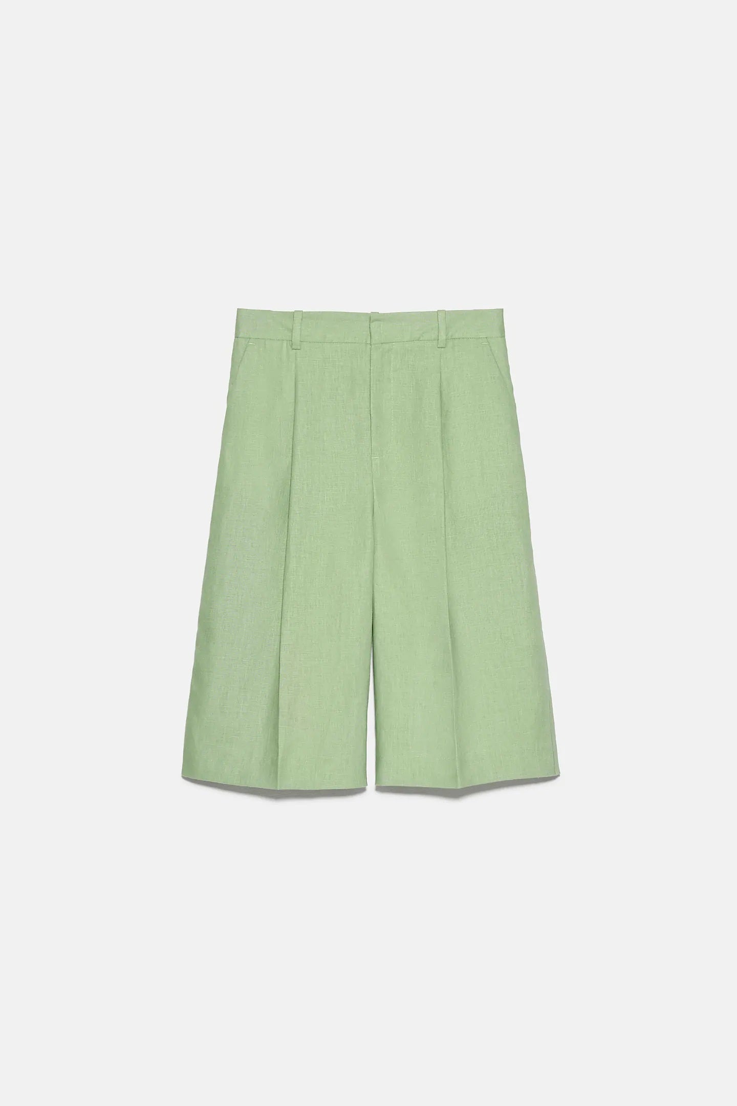Bermudas verde pastel de lino. Pura tendencia para este verano de la nueva colección de Zara. (25,95 euros).