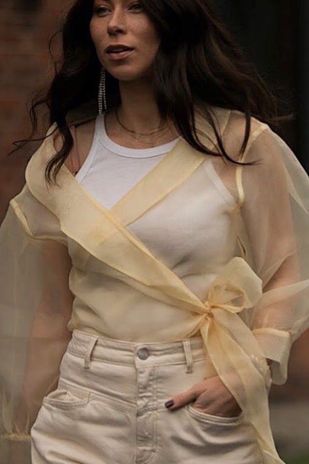 La organza queda fantástica como un velo de color sobre un look monocromo.