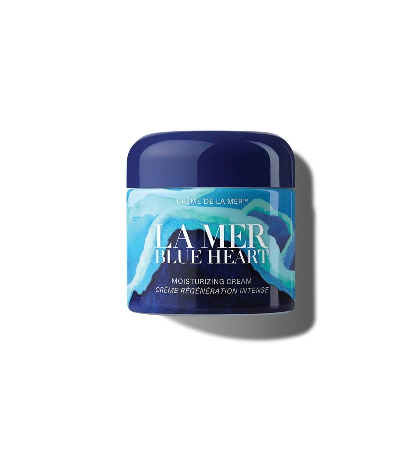 Su fórmula contiene algas marinas cosechadas de manera sostenible de aguas puras y protegidas frente a la costa de la isla de Vancouver creando el Miracle Broth TM, rico en nutrientes. La firma cosmética donarán entre 25 mil y 500 mil dólares a la Fundación La Mer Blue Heart Oceans para apoyar a los diferentes proyectos de educación oceánica juvenil 2020, que se centran en educar y concienciar a los jóvenes.  Crème Blue Heart 2020 de La Mer  (440 €).