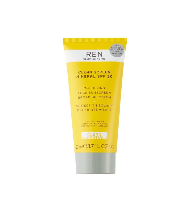 Contiene extracto de semillas de maracuyá amarilla, que refuerza el sistema de defensa interno de la piel; almidón de arroz, que absorbe la grasa, controla los brillos y minimiza los poros, y está libre de oxibenzona y siliconas, dos de los elementos que más dañan los ecosistemas marinos. Su tubo está hecho de un 50% de plástico reciclado y su tapón es 100% reciclado.  Clean Screen Mineral SPF30 de Ren  (34 €).