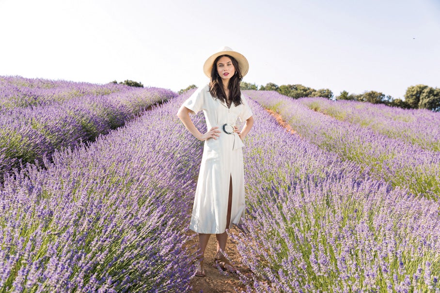 En pleno discurso a favor de la slow fashion, la nostalgia por la estética campestre se muestra más atractiva que nunca, mientras ensalza las técnicas artesanales y los tejidos orgánicos.