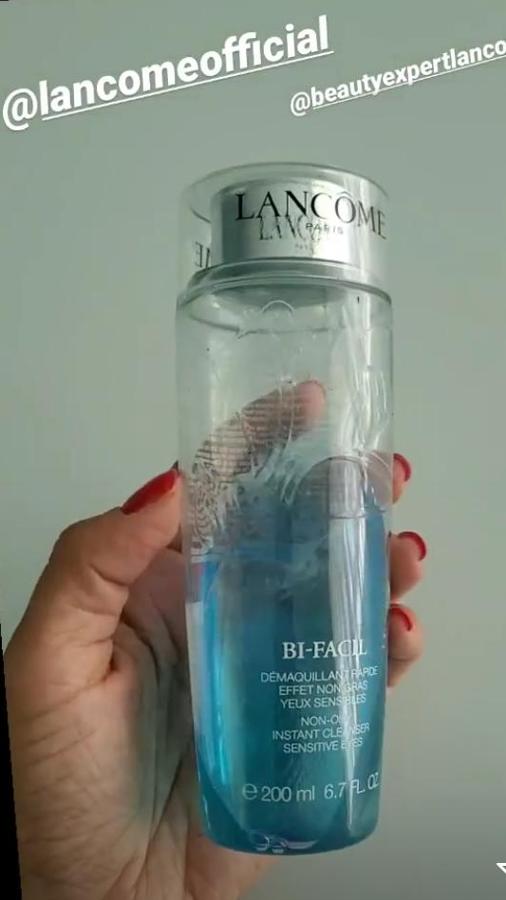 Además, usa este desmaquillante bifásico de Lancome (32,95 euros) para retirar el maquillaje de ojos y labios. Paula explicó que usa este tipo de productos porque tiene el contorno de ojos muy secos y le ayuda a hidratarlo.