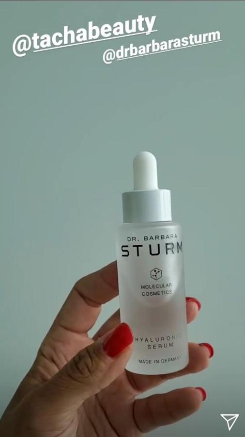 A continuación aplica un sérum de Dr. Barbara Sturm (98,59 euros) que también contiene ácido hialurónico y es apto para todo tipo de pieles y que Paula Echevarría compra en Tacha Beauty, uno de sus centros de belleza de confianza..