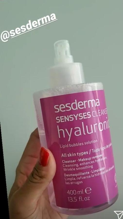 Después aplica un tónico. En concreto usa este de Sesderma que contiene ácido hialurónico (9,65 euros) que combate las arrugas al mismo tiempo que aporta hidratación y limpieza a la piel.