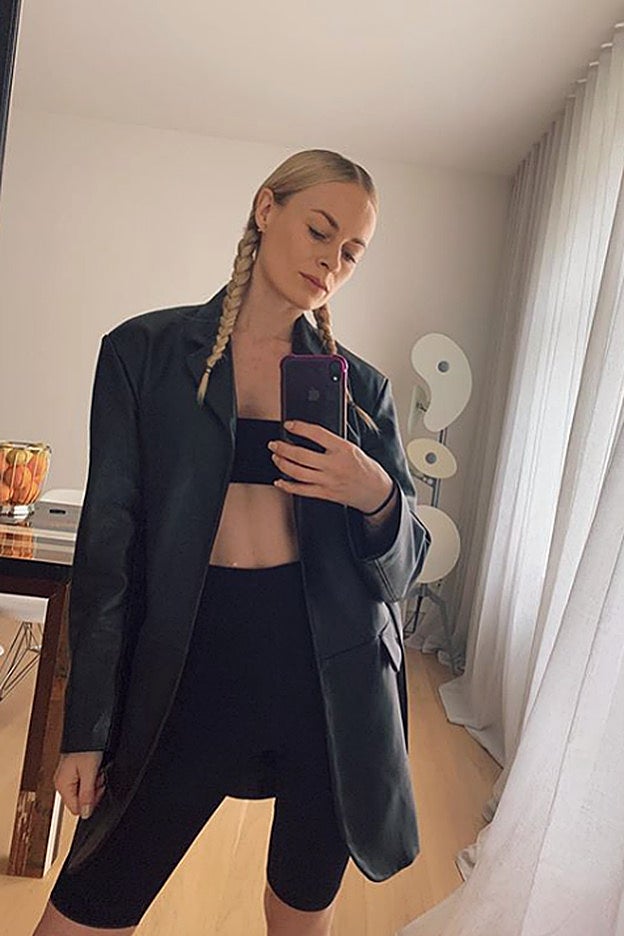 Este total look negro lo tiene todo: ciclistas, top bandeau y americana.