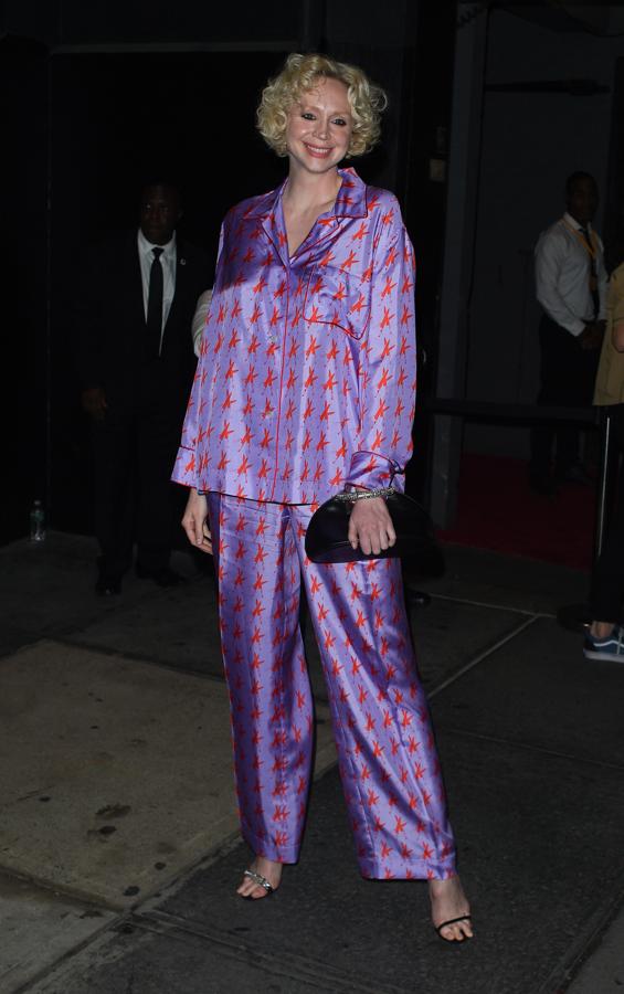 La actriz Gwendoline Christie se decanta por un estampado llamativo para la noche.