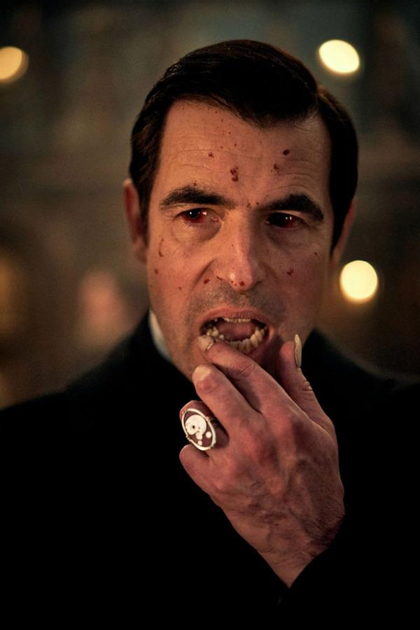 Otra de vampiros, esta vez cortesía de Mark Gattis y Steven Moffat, creadores de 'Sherlock', otra adaptación tan libre como magnífica. 'Drácula' (Netflix) tunea el clásico de Bram Stoker con homenajes a todas sus adaptaciones previas (especialmente las de la Hammer) y consigue tres capítulos que rozan la genialidad en varias ocasiones, muy especialmente cuando Drácula y la hermana Agatha (Claes Bang y Dolly Wells) pelotean diálogos brillantes.
