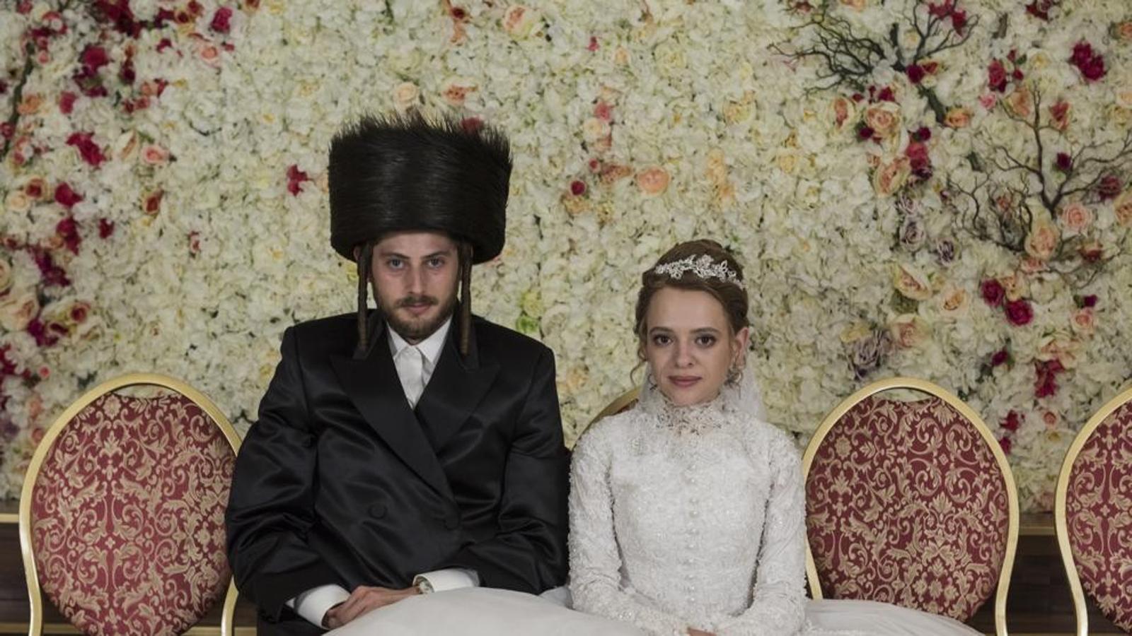 'Unorthodox' (Netflix), la miniserie basada en las memorias de Deborah Feldman, nos fascina como solo los extremismos religiosos pueden hacerlo. Narra el viaje (exterior e interior) de Deborah (una hipnótica Shira Haas), una joven judía ultraortodoxa que huye del matrimonio que le han concertado y abraza el carpe diem en el Berlín actual.