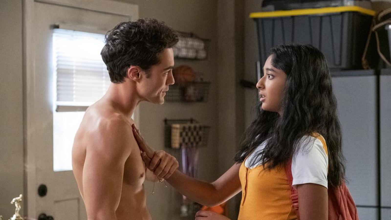 Las series de instituto tienen un atractivo que nunca muere... pero que es necesario ir renovando. 'Yo nunca' (Netflix), la serie basada en la adolescencia de su creadora, Mindy Kaling, combina las habituales tramas adolescentes con las peculiaridades de una familia india, con sus propias ideas sobre la educación de los jóvenes. Auguramos un gran futuro a su protagonista, Maitreyi Ramakrishnan.