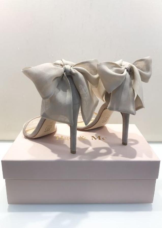 Sandalia en color gris con lazo en el talón, de Bgo&Me (199 euros).