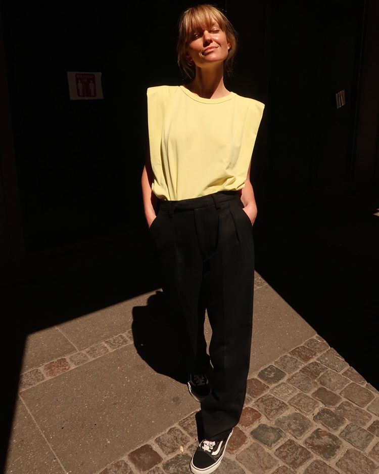Para terminar si lo que tienes en tu armario cogiendo polvo son unos pantalones negros, deberías saber que sus posibilades van desde un look de oficina elegante y sofisticado hasta un estilo más casual como el de la directora creativa danesa Jeanette Madsen, con camiseta de hombreras y unas zapatillas Vans.